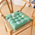 Primer plano de un cojín de asiento verde grueso con patrón de gato en una silla - Gato Pipi Verde / 40x40cm
