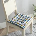 Detalle de un cojín de silla cuadrado y grueso con un colorido patrón geométrico de triángulos. - 40*40cm / Geométrico Colorido