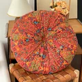 Rundes Bodenkissen im marokkanischen Stil mit ethnischen Mustern auf Lederstuhl. - Rund / 45cm / Rot