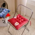 Gros plan sur un coussin de chaise en velours cristal rouge avec imprimés pâquerettes - 40*40cm / Peluche Chaude Marguerite Blanche
