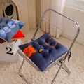 Gros plan d'un coussin de chaise en velours bleu avec motif d'ours sur une chaise - 40*40cm / Peluche Chaude Raton Laveur Gris Foncé