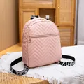 Petit sac à dos rose matelassé tendance avec broderie chevron et bretelles - Rose