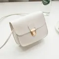 Piccola borsa a tracolla bianca minimalista con chiusura a scatto dorata elegante - Bianco