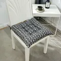 Cojín de silla cuadrado moderno con patrón de chevrón en blanco y negro y lazos - Estampado de Flecha Gris / 40x40cm