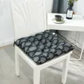 Cojín de silla cuadrado negro con estampado de árboles blancos en una silla blanca - 40x40cm / Estampado de Árbol Blanco Cepillado