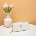 Cartera larga para mujer en color blanco con diseño de cocodrilo y cremallera - Blanco