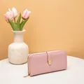Elegante cartera larga rosa para mujer con textura de cocodrilo y cierre de cremallera - Rosa