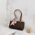 Elegante Damen-Umhängetasche mit dekorativem Seidenschal am braunen Ledergriff - Kaffeebraun