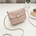 Piccola borsa a tracolla quadrata rosa pallido minimalista con chiusura in metallo dorato - Rosa