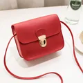 Borsa a tracolla piccola quadrata rossa minimalista da donna con chiusura in metallo dorato - Rosso