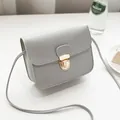 Einfache minimalistische graue Leder-Umhängetasche in quadratischer Form für Damen - Grau