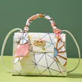 Borsa a mano bianca con motivi geometrici, manico in seta e chiusura dorata - Motivo Geometrico Bianco
