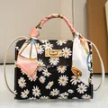 Piccola borsa quadrata nera con stampa a margherite e manico con foulard in seta - Margherita Floreale Nero
