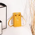 Kleine vertikale Handytasche mit gelbem Krokodilmuster und verstellbarem Schultergurt - Steinmuster-Stil / Gelb