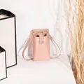 Modische rosa vertikale Handytasche mit Krokoprägung und verstellbarem Schultergurt. - Steinmuster-Stil / Rosa