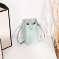 Hellblaue vertikale Handy-Umhängetasche mit modischem Steinmuster und Schulterriemen - Steinmuster-Stil / Blau