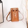 Elegante braune Handy-Umhängetasche mit Krokoprägung und einem verstellbaren Riemen - Steinmuster-Stil / Braun