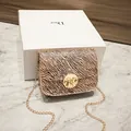 Piccola borsa quadrata alla moda con stampa zebrata, catena e chiusura dorata - Rosa