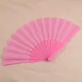 Detailweergave van een 7-inch effen roze plastic vouwwaaier met matte afwerking. - Roze