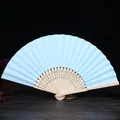 Elegante abanico plegable azul claro de 7 pulgadas con marco de madera para pintura infantil - Azul claro