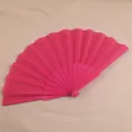 Gedetailleerd overzicht van een 7-inch felroze plastic vouwwaaier met glad oppervlak. - Rozerood
