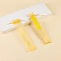 Detalle de bolsa amarilla de organza para abanicos con cierre de cordón ajustable - 6x25.5cm / Dorado