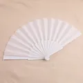 Vista detallada de un abanico plegable de plástico blanco sobre un fondo neutro - Blanco