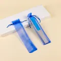 Bolsa de regalo de organza azul con cordón para abanicos plegables de 23 cm en fondo neutro - 6x25.5cm / Azul zafiro