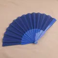 Detailopname van een 7 inch stevige blauwe plastic vouwwaaier met een matte afwerking - Donkerblauw