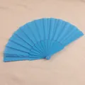 Gedetailleerd overzicht van een effen blauwe plastic vouwwaaier van 7 inch reclame. - Lichtblauw