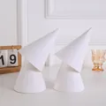 Set aus zwei weißen 16 cm kegelförmigen Geburtstagshüten aus Papier für Kinderpartys - Einzelstück (HQ175) / Weiß