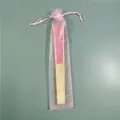 Abanico de mano plegable de bambú rosa dentro de una bolsa de regalo de organza transparente - Rosa