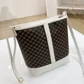Bolso bombonera con estampado retro, ribete blanco en contraste y correa ajustable - Blanco