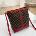 Bolso tipo cubo vintage estampado con correa roja en contraste y estilo elegante - Rojo