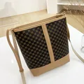 Bolso bombonera vintage con estampado de monogramas y ribetes en ecopiel color tostado - Caqui