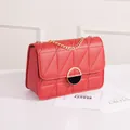 Elegante borsa a tracolla quadrata trapuntata rossa con catena dorata e chiusura - Rosso