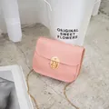 Elegante mini borsa a tracolla rosa testurizzata con catena dorata e chiusura - Rosa