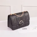 Elegante borsa a tracolla trapuntata nera con chiusura circolare dorata - Nero