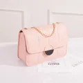 Elegante borsa a tracolla trapuntata rosa con catena e chiusura in metallo circolare - Rosa