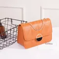 Borsa a tracolla trapuntata con catena in ecopelle marrone arancio - Marrone giallastro