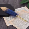 Primer plano de una elegante pluma de ave azul profundo con punta dorada decorativa - Azul marino