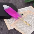 Primer plano de un elegante bolígrafo de pluma degradado rosa con cuerpo de metal dorado - Rosa