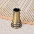 Primer plano de un soporte para bolígrafo de bronce antiguo con anillos decorativos - Estilo Bronce Antiguo (8080)