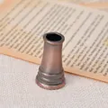 Primer plano de un portabolígrafos vintage de bronce con textura antigua y detalles - Estilo Cobre Rojo Antiguo (8080)