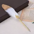Primer plano de un elegante bolígrafo decorativo con pluma blanca y punta dorada. - 白色(8064) / 0.5mm