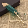 Bolígrafo vintage con pluma verde y hoja dorada sobre fondo de periódico antiguo. - 墨绿(8064) / 0.5mm