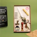 Set regalo vintage con penna piuma, inchiostro, pennini e sigillo in cera d'api. - Bianco