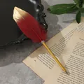 Detalle de un bolígrafo de pluma roja y dorada colocado sobre páginas de libros antiguos - Estilo Pluma Granate (0027) / Punta de Bala de 0.7 mm / Granate