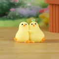 Par de lindas figuras de resina de pollito amarillo para micro paisajes decorativos - Pollito Doble de Pie (Estilo A)