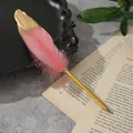 Primo piano di un elegante penna a sfera in piuma rosa e oro su carta vintage - Rosa Acceso